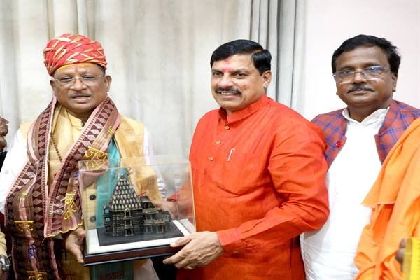 मुख्यमंत्री डॉ. यादव ने छत्तीसगढ़ के मुख्यमंत्री श्री साय को