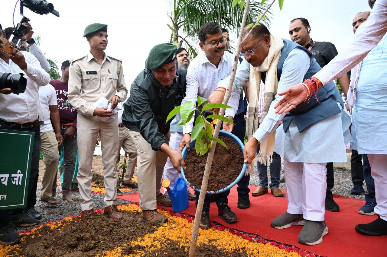 मुख्यमंत्री ने आम का पौधा रोपकर बस्तर ज़िले में की एक पेड़ माँ