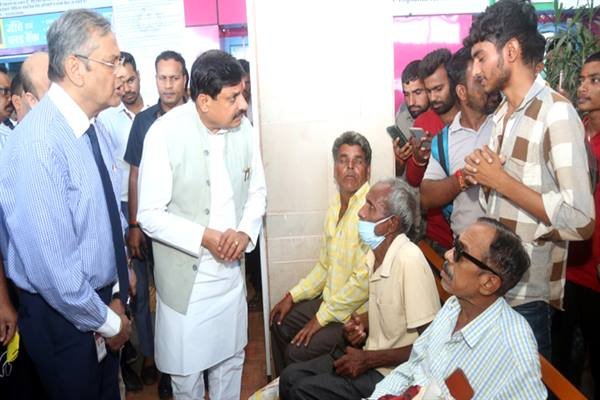 मुख्यमंत्री ने ओपीडी में मौजूद मरीजों और उनके परिजन से की चर्चा