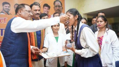 मुख्यमंत्री ने दानी स्कूल में छात्राओं को कृमि रोधी दवा खिलाकर किया शुभारंभ