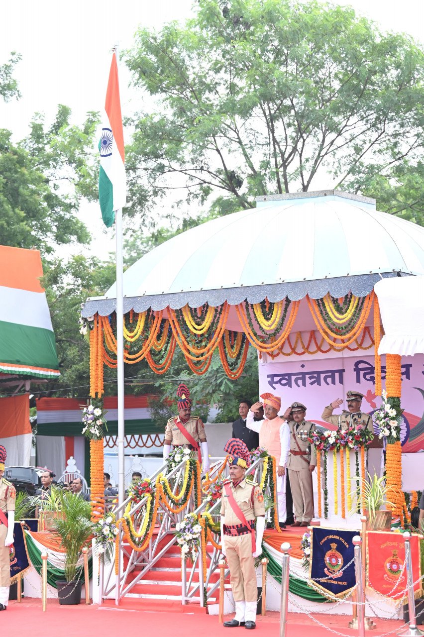 मुख्यमंत्री श्री विष्णु देव साय ने आज सवेरे राजधानी रायपुर के पुलिस परेड