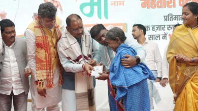 मुख्यमंत्री श्री विष्णुदेव साय के हाथों वनाधिकार पत्र