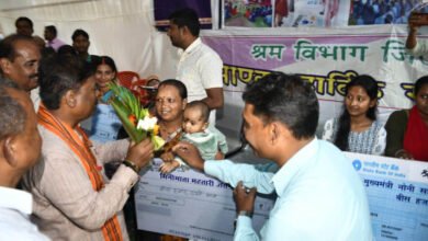 वनमंत्री श्री कश्यप ने श्रमिक हितग्राहियों वितरित किए सहायता राशि का चेक