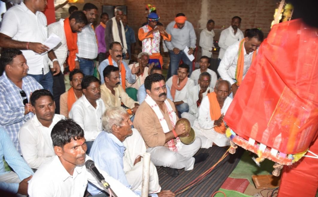 उपमुख्यमंत्री श्री विजय शर्मा ने कबीरधाम जिले के ग्राम दैहानडीह में ग्रामवासियों