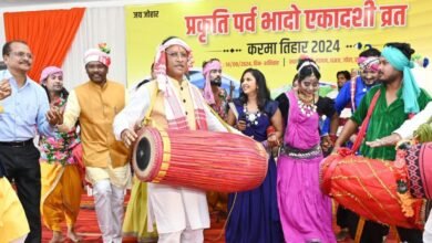 मांदर पर थाप देते हुए, करमा तिहार के उल्लास में झूमे मुख्यमंत्री