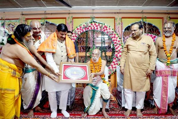 मुख्यमंत्री डॉ. यादव को समतामूर्ति अलंकरण सम्मान प्रदान