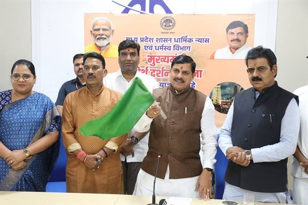 मुख्यमंत्री ने इन्दौर से वर्चुअल हरी झंडी दिखाकर तीर्थ-यात्रा का किया शुभारम्भ