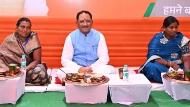 मुख्यमंत्री ने प्रधानमंत्री आवास योजना के हितग्राहियों के साथ बैठकर किया भोजन