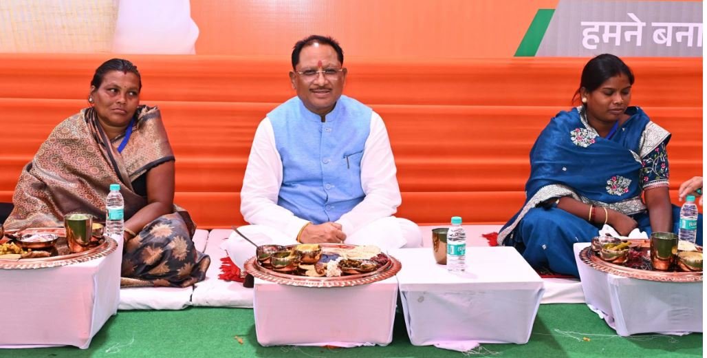 मुख्यमंत्री ने प्रधानमंत्री आवास योजना के हितग्राहियों के साथ बैठकर किया भोजन