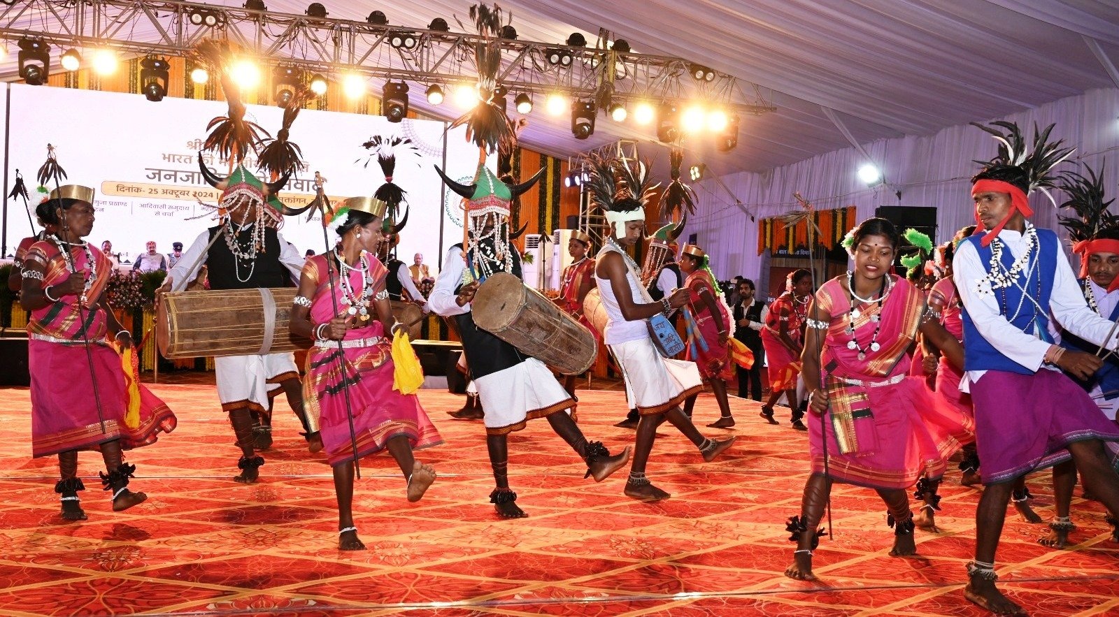 राष्ट्रपति श्रीमती द्रौपदी मुर्मु के समक्ष आदिवासियों