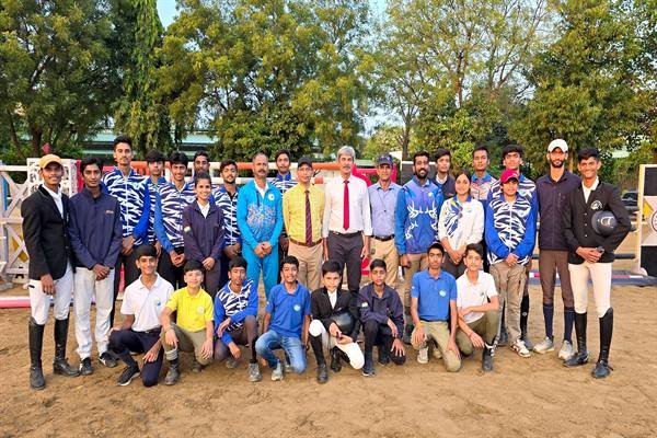 हरियाणा के महेंद्रगढ़ में 16 से 20 अक्टूबर 2024 तक आयोजित CBSE राष्ट्रीय बॉक्सिंग चैंपियनशिप में मध्यप्रदेश एकेडमी के मुक्केबाजों ने बेहतरीन प्रदर्शन करते हुए 4 पदक जीते। इसमें भव्य प्रताप चौधरी ने (75 किग्रा) में स्वर्ण पदक, एंजेल कोठारी ने (70 किग्रा) में कांस्य पदक, वरिधि दुबे ने (57 किग्रा) में रजत पदक और नव्य थापा ने (75 किग्रा) में रजत पदक प्राप्त किया। खेल मंत्री श्री विश्वास कैलाश सारंग ने खिलाड़ियों को शानदार प्रदर्शन पर बधाई देते हुए उनके उज्जवल भविष्य की कामना की।