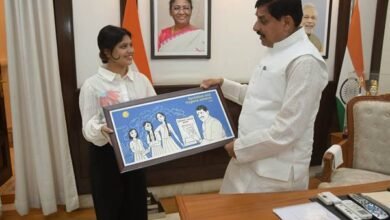 मुख्यमंत्री डॉ. यादव को गौरंगी शर्मा ने भेंट की पेंटिंग