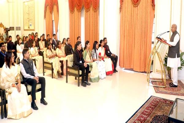 लोक सेवा, वंचितों की सेवा करने का सुअवसर