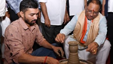 रायपुर 02 अक्टूबर 2024/ मुख्यमंत्री श्री विष्णु देव साय ने आज राजधानी रायपुर के दीनदयाल उपाध्याय ऑडिटोरियम परिसर में गांधी जयंती के अवसर पर आयोजित खादी और ग्रामोद्योग विभाग की प्रदर्शनी का अवलोकन किया। उन्होंने चाक पर अपनी कलाकारी दिखाते हुए मिट्टी की कटोरी बनाई और स्थानीय बुनकरों द्वारा तैयार गोदना पेंटिंग वाली कोसा साड़ी भी खरीदी। राष्ट्रपिता महात्मा गांधी की जयंती के अवसर पर आज दीनदयाल उपाध्याय ऑडिटोरियम में खादी एवं ग्रामोद्योग विभाग की प्रदर्शनी, स्वच्छता ही सेवा पखवाड़े का समापन सहित कई गतिविधियों का आयोजन किया गया था। इस दौरान मुख्यमंत्री श्री साय ने जिला प्रशासन रायपुर के मलेरिया और डेंगू की रोकथाम के लिए अभियान का शुभारंभ किया और साइंस कॉलेज ग्राउंड में आयोजित होने वाले सैन्य प्रदर्शनी में शामिल सैन्य वाहन को हरी झंडी दिखाकर रवाना किया। मुख्यमंत्री ने एआई तकनीक से कराई टीबी की जांच मुख्यमंत्री श्री विष्णु देव साय ने एआई तकनीक से टीबी की जांच कराई और 2 मिनट में ही उनका रिपोर्ट प्राप्त हो गया। मुख्यमंत्री जांच में सामान्य पाए गए। उन्होंने जिला प्रशासन के इस विशेष पहल की सराहना की और कहा अधिक से अधिक लोगों टीबी की जांच करें ताकि इसका प्रभावी रोकथाम हो सके। मुख्यमंत्री ने विभिन्न स्टालों का किया अवलोकन मुख्यमंत्री श्री विष्णु देव साय ने स्वच्छता ही सेवा पखवाड़े 2024 के समापन के अवसर पर पं. दीनदयाल उपाध्याय ऑडिटोरियम परिसर में लगाये गए विभिन्न स्टालों का अवलोकन किया। उन्होंने रायपुर नगर निगम के स्टालों के निरीक्षण के दौरान मौली माता स्व सहायता समूह की महिलाओं द्वारा निर्मित प्लास्टिक फ्री सेनेटरी नेपकिन की जानकारी ली और वहां मौजूद स्वच्छता दीदियों को सेनेटरी नेपकिन भेंट किया। इस दौरान समृद्धि महिला स्व सहायता समूह की महिलाओं ने मुख्यमंत्री को फूलों से निर्मित दशांग, धूप बत्ती और डेकोरेटेड दिया भेंट किया। उन्होंने मुख्यमंत्री को बताया कि ये उत्पाद मंदिर में चढ़ाये गए फूलों से बनाये जाते हैं। मुख्यमंत्री ने समूह के महिलाओं के कार्यों की सराहना करते हुए उन्हें बधाई और शुभकामनाएं दी। मुख्यमंत्री श्री साय ने स्वच्छता कर्मचारियों को स्वच्छता किट भेंट कर सुरक्षित रहकर कार्य करने की बात कही। मुख्यमंत्री ने गांधी जयंती के अवसर पर लगाए गए खादी एवं ग्रोमोद्योग विभाग अंतर्गत छत्तीसगढ़ खादी तथा ग्रामोद्योग बोर्ड, छत्तीसगढ़ हस्तशिल्प विकास बोर्ड, छत्तीसगढ़ माटीकला बोर्ड और रेशम विभाग के स्टालों को देखा। उन्होंने बिलाईगढ़ के संत बिसाहू दास महंत राज्य पुरस्कार से पुरस्कृत श्री देवानंद देवांगन द्वारा तैयार गोदना पेंटिंग आर्ट वाली कोसे की साड़ी भी खरीदी। मुख्यमंत्री ने इलेक्ट्रिक चॉक पर हाथ आजमाते हुए मिट्टी की कटोरी तैयार की और 5 माटी शिल्पकारों को इलेक्ट्रिक चॉक भेंट किए। मुख्यमंत्री को हाथकरघा प्रभाग के स्टॉल में सिवनी से आये श्री गजानंद देवांगन ने कोसा से निर्मित शॉल भेंट की। मुख्यमंत्री ने श्री देवांगन भेंट के लिए धन्यवाद दिया। गौरतलब है कि विभागों द्वारा शहतूत रेशम बाड़ी योजना के तहत री रीलिंग मशीन, नैसर्गिक कोसा प्रगुणन कैंप, बुनियाद रिलिंग मशीन का प्रदर्शन किया गया। इस दौरान मलबरी रेशम, डाबा और टसर रेशम की भी जानकारी उपलब्ध है। इस अवसर पर विधायकगण श्री पुरंदर मिश्रा, श्री मोती लाल साहू, नगर निगम प्रतिपक्ष नेता श्रीमती मीनल चौबे, सचिव नगरीय प्रशासन एवं विकास विभाग डॉ. वसवराजु एस., सचिव ग्रामोद्योग विभाग श्री यशवंत कुमार, संचालक नगरीय प्रशासन एवं विकास विभाग श्री कुंदन कुमार, संभागायुक्त श्री महादेव कांवरे, कलेक्टर रायपुर डॉ. गौरव कुमार सिंह, वरिष्ठ पुलिस अधीक्षक श्री संतोष सिंह, आयुक्त नगर निगम रायपुर श्री अविनाश मिश्रा, जिला पंचायत मुख्य कार्यपालन अधिकारी श्री विश्वजीत सहित बड़ी संख्या में आमजन उपस्थित थे।