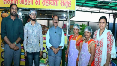 तक्षशिला लाइब्रेरी में पढ़ने आने वाले युवाओं को चाय