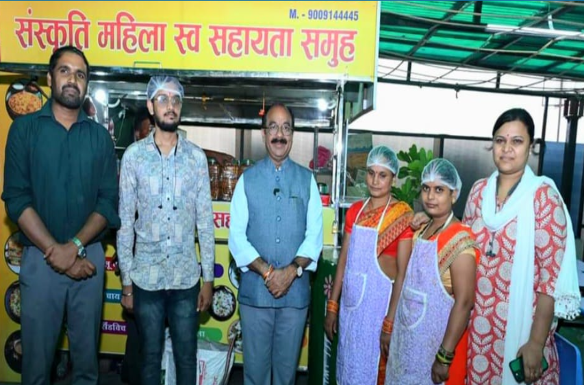 तक्षशिला लाइब्रेरी में पढ़ने आने वाले युवाओं को चाय