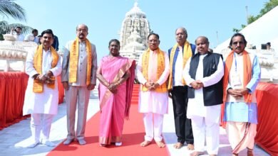 मंदिर सेवा समिति के सदस्यों से मिलकर जाना हाल-चाल