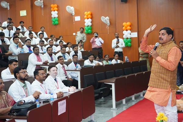 मुख्‍यमंत्री ने नीमच में मेडिकल छात्रों से किया संवाद