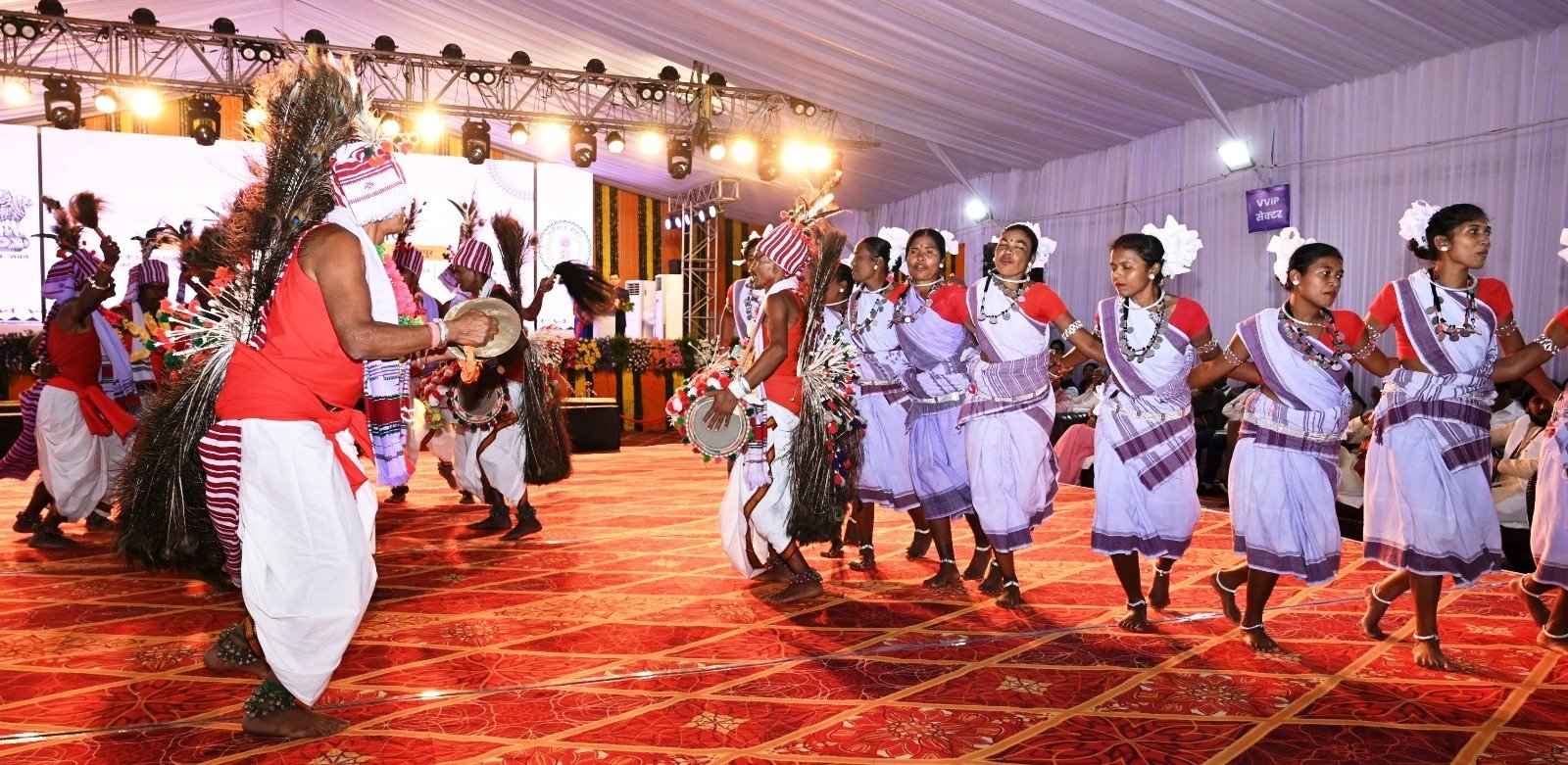 राष्ट्रपति श्रीमती द्रौपदी मुर्मु के समक्ष आदिवासियों