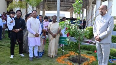 राष्ट्रपति श्रीमती द्रौपदी मुर्मु ने मुख्यमंत्री निवास में रोपा बेल का पौधा