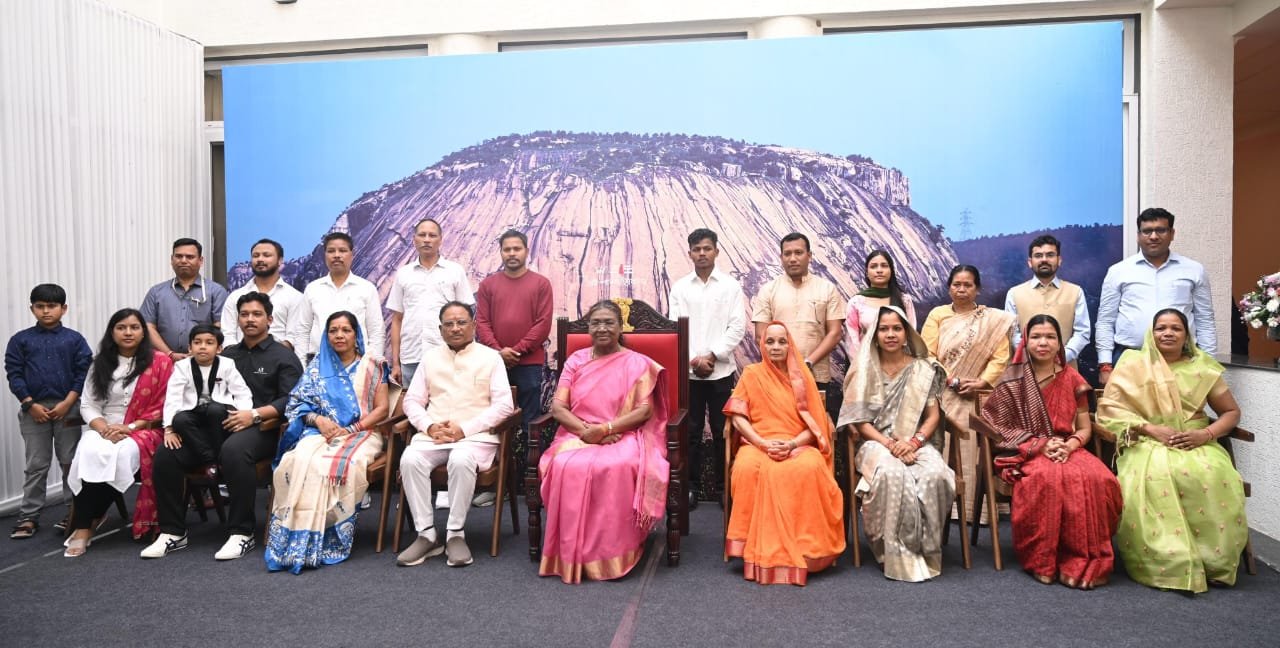 राष्ट्रपति श्रीमती मुर्मु की ग्रुप फोटो के बैकड्रॉप में मधेश्वर पहाड़