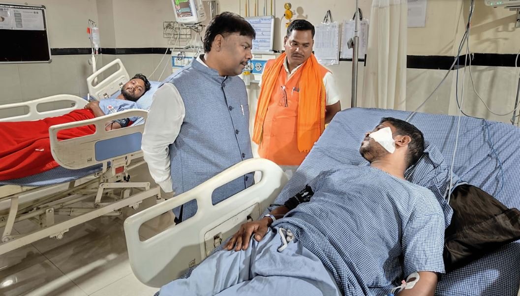 वनमंत्री ने घायल जवानों से मुलाकात कर कुशलक्षेम जाना