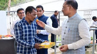 गौवंश को गुड़ और खिचड़ी खिलाकर व्यक्त की अपनी कृतज्ञता