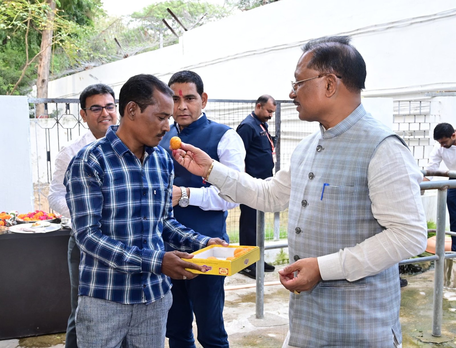 गौवंश को गुड़ और खिचड़ी खिलाकर व्यक्त की अपनी कृतज्ञता