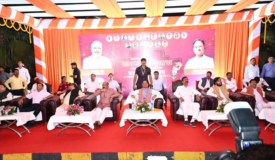 छत्तीसगढ़ राज्य स्थापना दिवस पर 11 हजार दीपों से रौशन हुआ एकात्म पथ