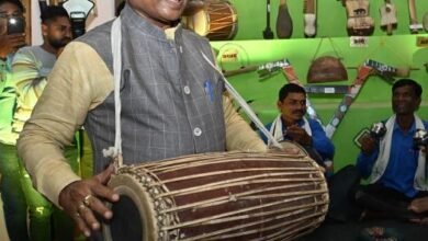 मांदर बजाते हुए कलाकारों के साथ थिरके मुख्यमंत्री श्री साय