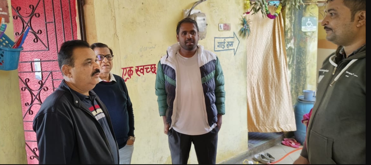 Clean the drains by removing the silt deposited inside them - Commissioner Shri Abinash Mishra gave instructions.