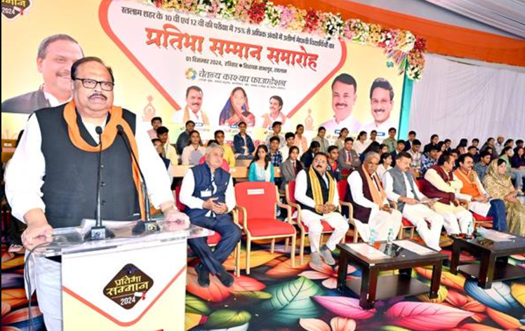 In the next 5 years, every class of every government school will be made digital. Pratibha Samman ceremony held in Ratlam