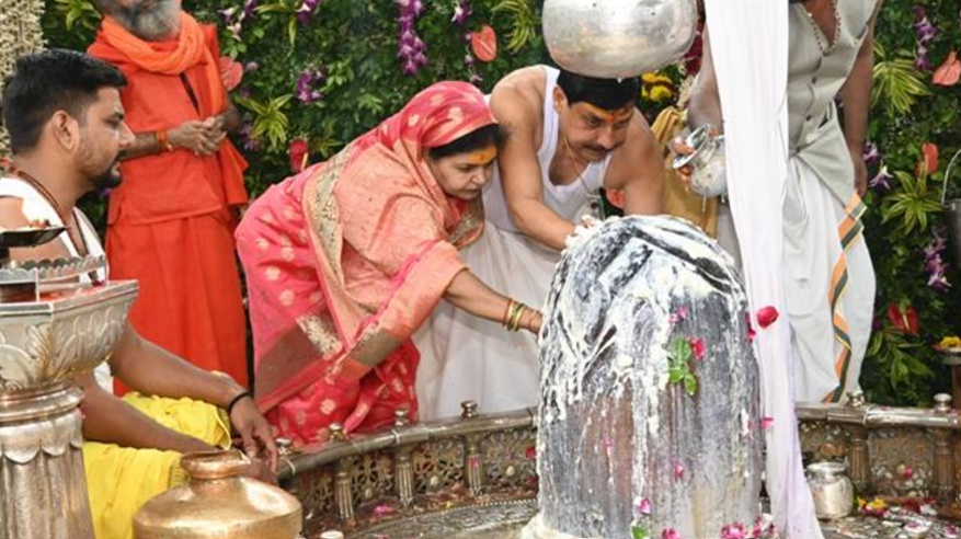 Union Minister Shri Nadda and Chief Minister Dr. Yadav along with their wives visited Shri Mahakaleshwar Lord