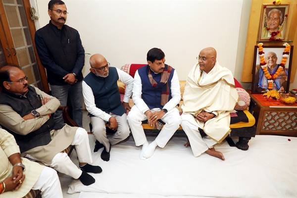 Chief Minister Dr. Yadav expressed condolences on the demise of Late Laxmi Devi Sharma