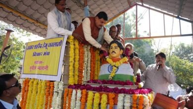 Chief Minister Dr. Yadav garlanded the statue of Amar Shaheed Hemu Kalani