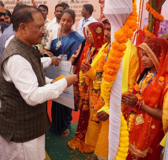 Chief Minister Sai blessed Mahesh-Hemla and Madkam-Ravva who got married